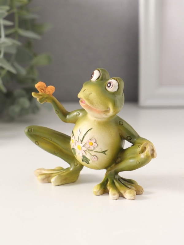 Сувенир полистоун "Лягушонок с бабочкой, с цветами на животике" 10,5х4х8,5 см