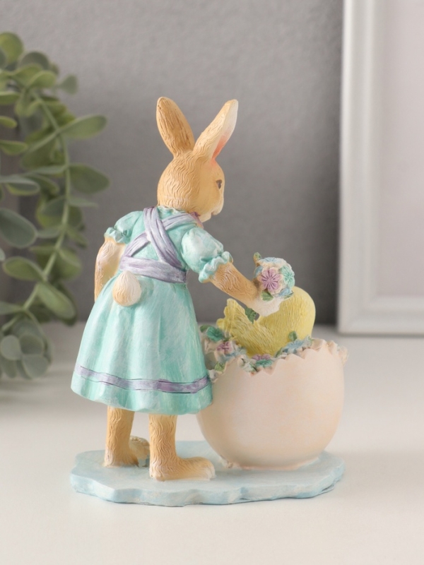 Сувенир полистоун "Зайка в голубом платье и цыплёнок в яйце с незабудками" 10х6,5х13,5 см