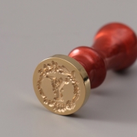 Печать для сургуча с пластиковой ручкой "Венок с буквой Y" 2,5х2,5х6,3 см Печать для сургуча с пластиковой ручкой "Венок с буквой Y" 2,5х2,5х6,3 см