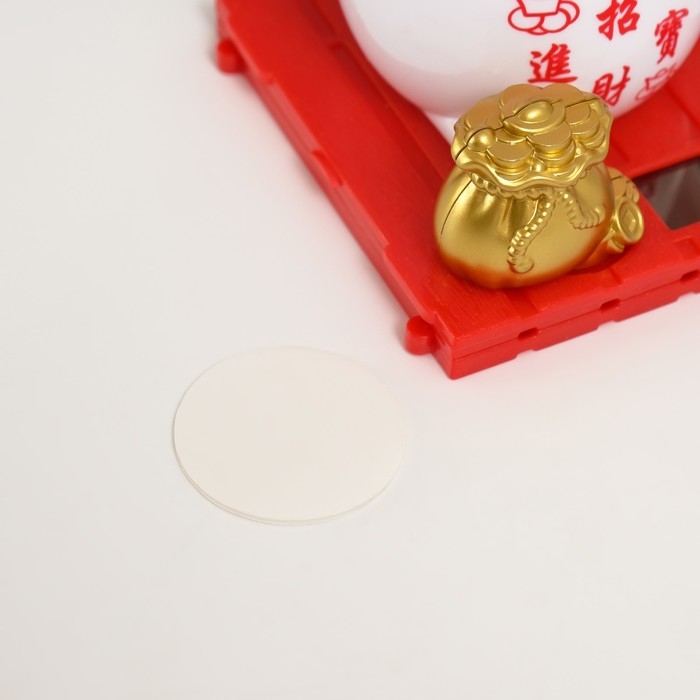 Маятник пластик "Белый Манэки-нэко со слитком Ямб" 8х8х8,5 см