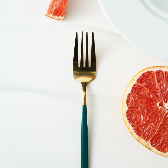 Вилка столовая из нержавеющей стали Magistro &laquo;Блинк&raquo;, 21,5&times;3 см, зелёная ручка, цвет металла золотой