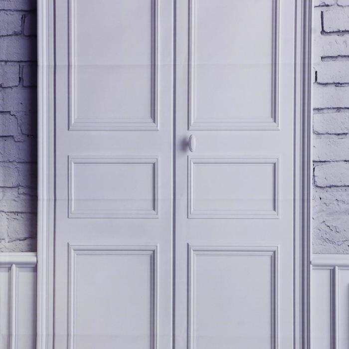 Фотофон винил интерьер "Белый кирпич, дверь и чёрный торшер" 150х200 см