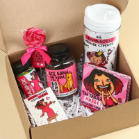 Гифтбокс &laquo;Королеве, блин, всего&raquo;: чай 50 г., термостакан 350 мл., драже 80 г., шоколад 4 шт. х 5 г., леденец 15 г.