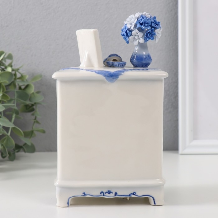 Сувенир керамика музыкальный "Старинный комод с вазой с цветами" 7,5х10,6х18 см