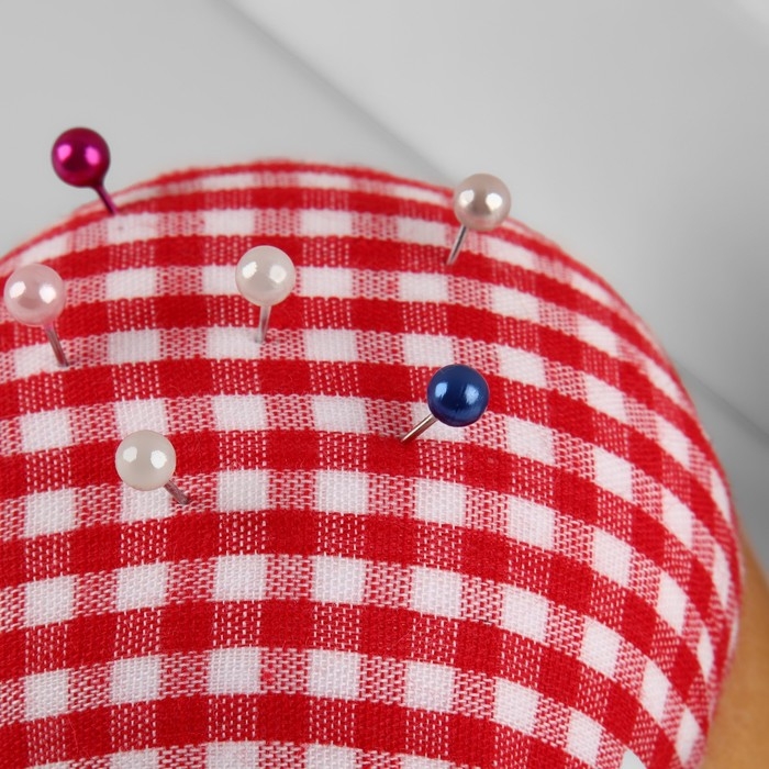 Игольница &laquo;Круг&raquo;, на деревянной подложке, d = 7 см, цвет красный/белый