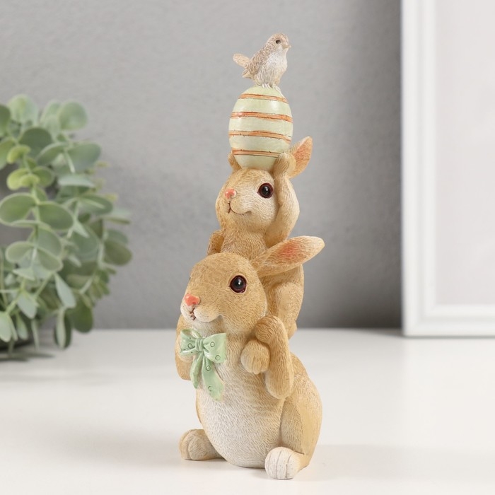 Сувенир полистоун "Пирамидка - Зайчики с пасхальным яичком и птичкой" 8,5х6х17,5 см