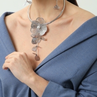 Набор 2 предмета: серьги, колье &laquo;Цветок&raquo; бусина и стразик, белый в серебре, d=14 см