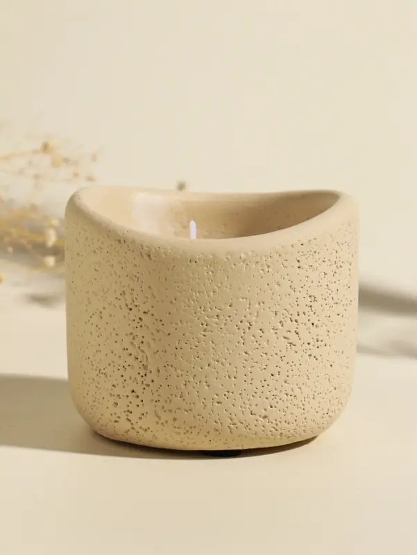 Свеча в вулканическом подсвечнике "Изгиб" белая 8,3х8,5х7 см