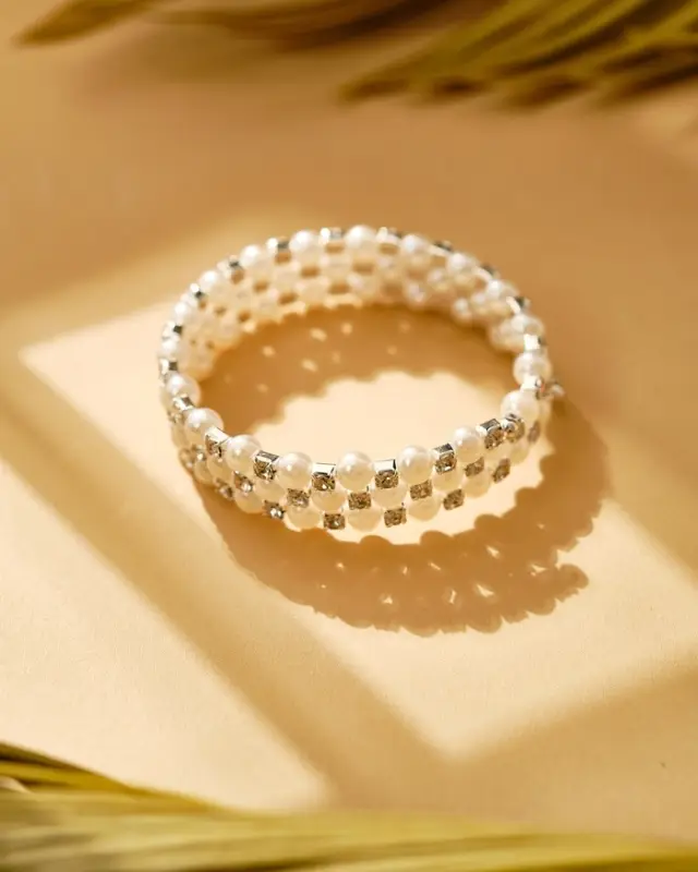 Браслет с жемчугом &laquo;Пружинка&raquo; стразинки, шар № 6, цвет белый в серебре, L=6 см