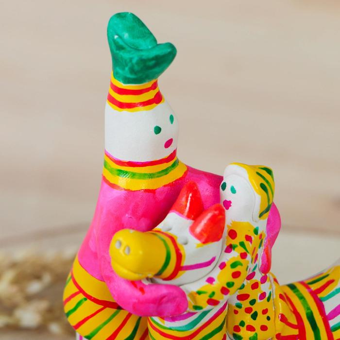 Филимоновская игрушка &laquo;Папа учит сына&raquo;