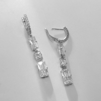 Серьги со стразами XUPING грёзы, цвет белый в серебре Серьги со стразами XUPING грёзы, цвет белый в серебре