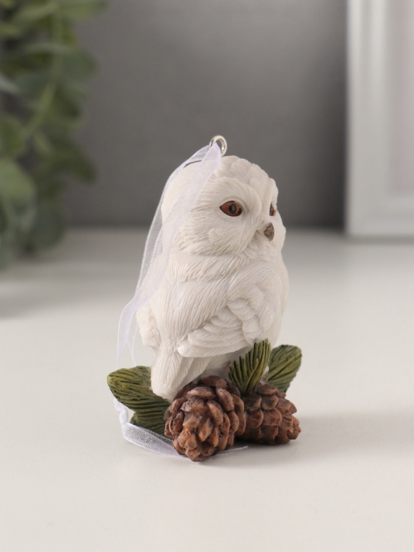 Сувенир полистоун подвеска "Белая сова с сосновыми шишками" 5,5х4х7,5 см