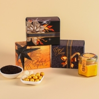 Подарочный набор &laquo;С Новым годом&raquo;: чай чёрный 50 г., арахис в белой шоколадной глазури 100 г., ананас в белом шоколаде 100 г., крем-мед с абрикосом 120 г.