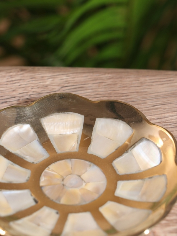 Подставка под мелочи "Цветок" латунь с перламутром 10х10х1,5 см