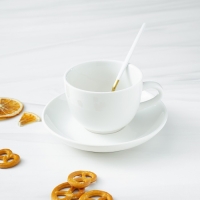 Ложка чайная из нержавеющей стали Magistro &laquo;Блинк&raquo;, 15,5&times;2,8 см, белая ручка, на подвесе, цвет золотой