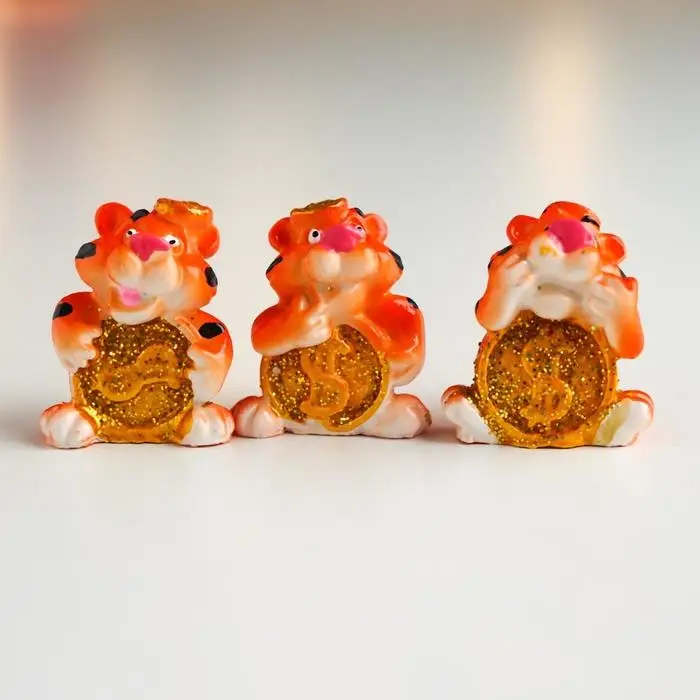 Фигурка полистоун &laquo;Тигр силач с золотой монетой&raquo;, 3&times;1.5&times;2.7 см, МИКС