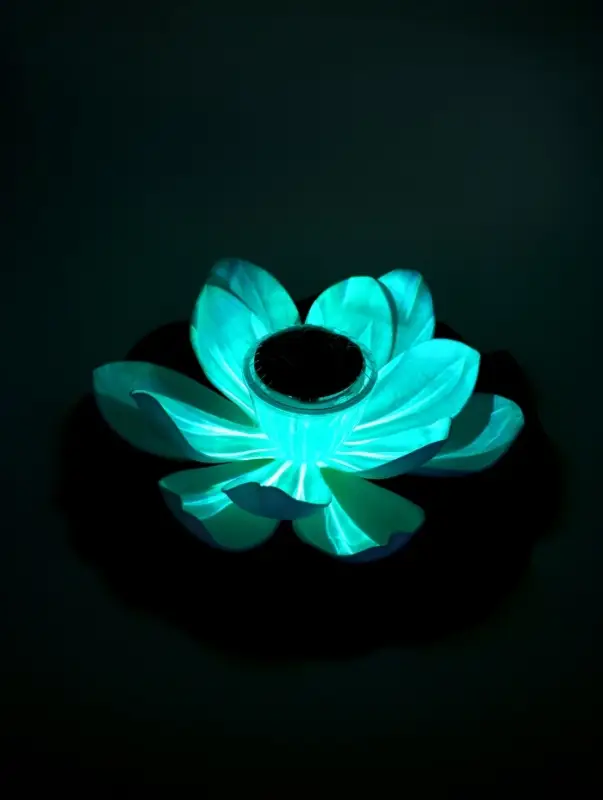 Садовый светильник для водоемов 28 х 28 х 9  см на солнечной бат-е "Лотос" бел N011