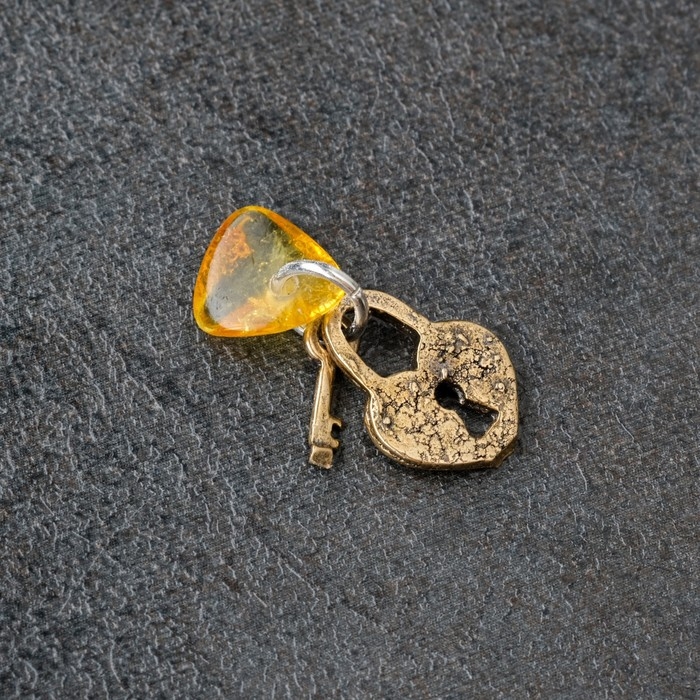 Брелок-талисман "Замок", натуральный янтарь