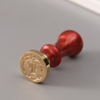 Печать для сургуча с пластиковой ручкой "Венок с буквой T" 2,5х2,5х6,3см Печать для сургуча с пластиковой ручкой "Венок с буквой T" 2,5х2,5х6,3см