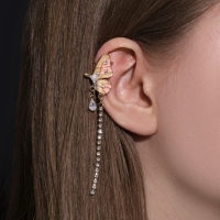 Серьга &laquo;Кафф&raquo; бабочка в полёте, цвет бело-розовый в золоте