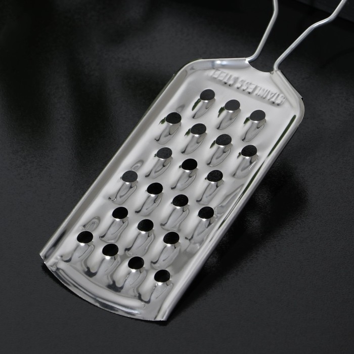 Тёрка для сыра крупная Доляна &laquo;Помощник&raquo;, с ручкой, 21&times;5,5 см, цвет серебристый