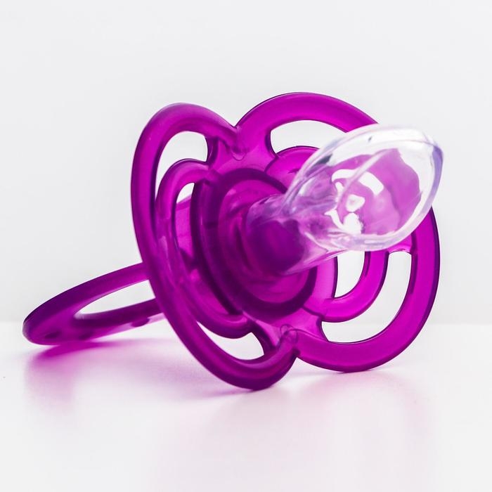 Соска - пустышка силиконовая ортодонтическая &laquo;Бантик&raquo;, от 6 мес., с колпачком, цвет фиолетовый