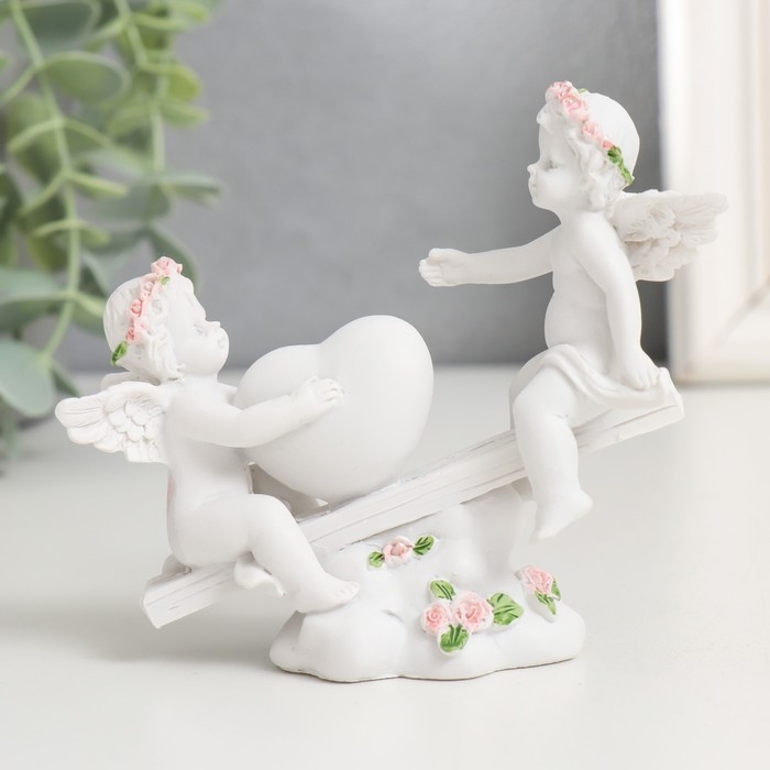 Сувенир полистоун "Ангелочки в розовых веночках качаются на качалке" 10х11х4,5 см