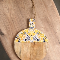 Доска разделочная круглая "Желтые и синие цветы" дерево манго 36х28 см