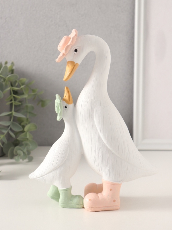 Сувенир полистоун "Утка с малышом в резиновых сапогах" 16х6,5х21 см