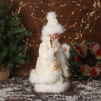 Снегурочка "В пушистой шубке, с фонариком" двигается, с подсветкой, 40х20 см, молочный Снегурочка "В пушистой шубке, с фонариком" двигается, с подсветкой, 40х20 см, молочный