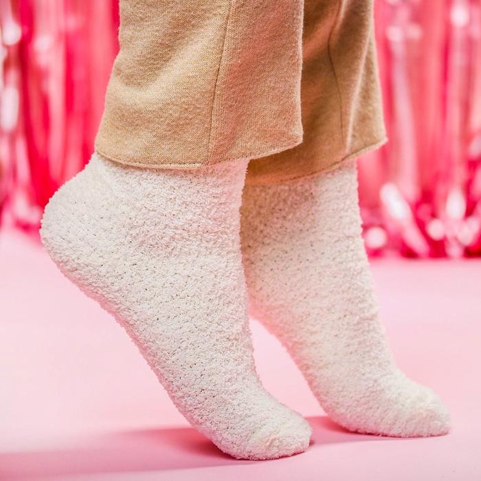 Подарочный набор &laquo;Тепла и уюта&raquo;: чай 50 г, крем-мед 120 г, носки 36-39 р, термос 500 мл, арахис в глазури 100 г