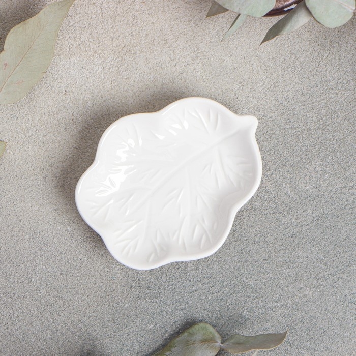 Икорница фарфоровая на ножках Magistro &laquo;Лист&raquo;, 10&times;8,5 см, цвет белый