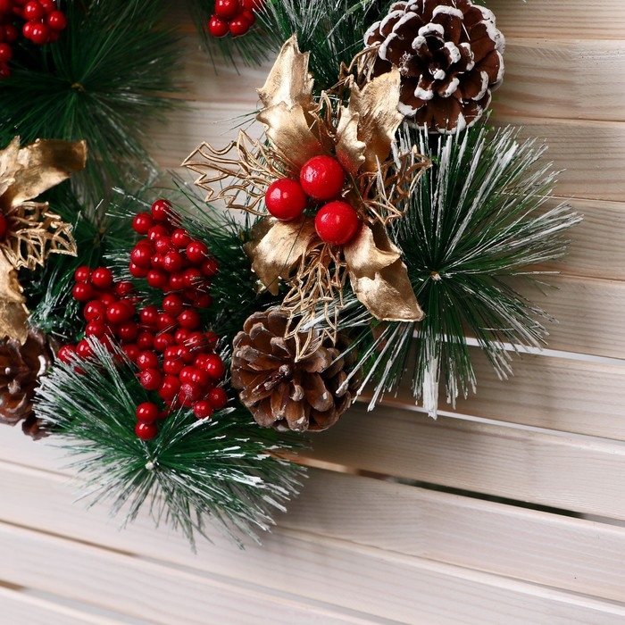 Венок новогодний d- 26 см "Уютная сказка" ягоды шишки цветы