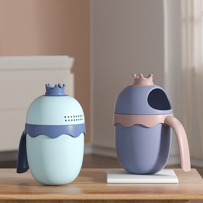 Ковш пластиковый для купания и мытья головы, детский банный ковшик «Корона», 400 мл., с леечкой, цвет голубой Ковш пластиковый для купания и мытья головы, детский банный ковшик «Корона», 400 мл., с леечкой, цвет голубой