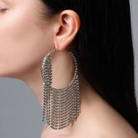 Серьги висячие со стразами &laquo;Водопад&raquo; нити на крупных кольцах, цвет белый в серебре, 12 см