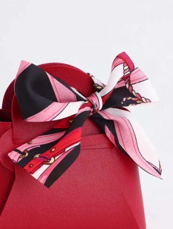 Кожанная подарочная сумочка 13 х12 х 5,5 см красная