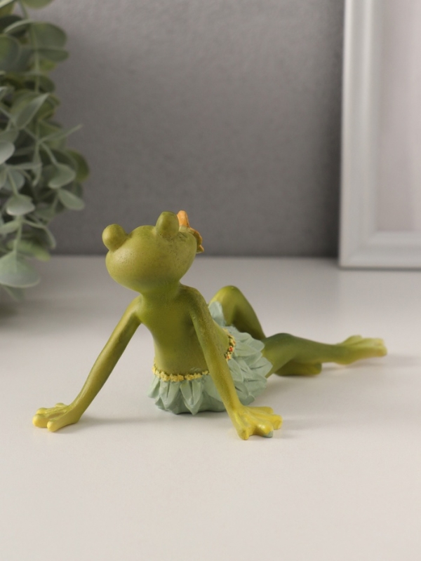 Сувенир полистоун "Лягушонок в набедренной повязке из листьев, с цветком во рту" 15х9,5х8 см   10583
