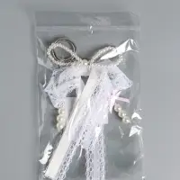 Брелок на карабине "Жемчужный бант с кружевной тесьмой" бусины d=0,4 и 0,8 см 16х9,5х1 см