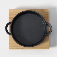 Сковорода чугунная &laquo;Круг высокий с ручками&raquo;, d=18 см, на деревянной подставке