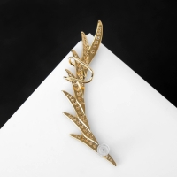 Серьга &laquo;Кафф&raquo; перо стразы, цвет белый в золоте