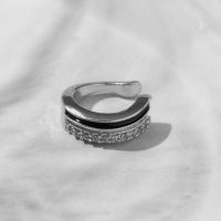 Серьга &laquo;Кафф&raquo; чёрные и белые линии, цвет чёрно-белый в серебре