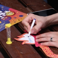 Увлекательная настольная игра "Кто Я?" 6 очков, 2 стираемых маркера, часы песочные 1 мин