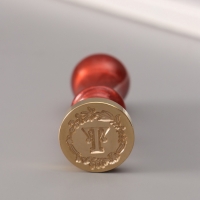 Печать для сургуча с пластиковой ручкой "Венок с буквой T" 2,5х2,5х6,3см Печать для сургуча с пластиковой ручкой "Венок с буквой T" 2,5х2,5х6,3см