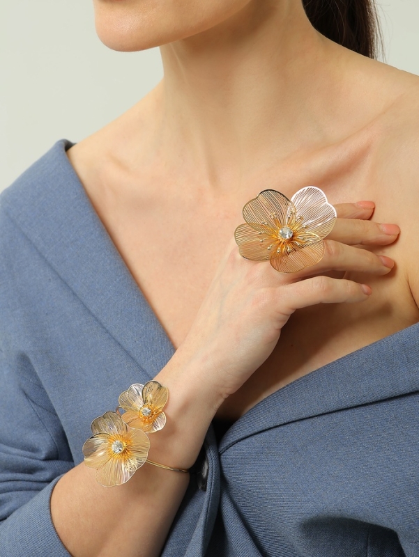 Браслет &laquo;Цветок&raquo; стразинка, цвет золото