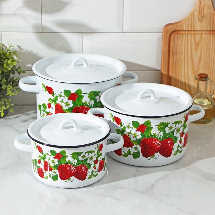 Набор эмалированных кастрюль &laquo;Клубничная поляна&raquo;, 3 предмета: 1,5 л 2,9 л 3,9 л
