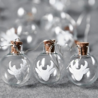 Гирлянда «Нить» 1.6 м с насадками «Шарики с оленем», IP20, серебристая нить, 15 LED, батарейки ААх2 (нет в комплекте), свечение белое Гирлянда «Нить» 1.6 м с насадками «Шарики с оленем», IP20, серебристая нить, 15 LED, батарейки ААх2 (нет в комплекте), свечение белое