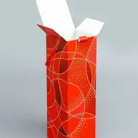 Подарочная новогодняя коробка под шампанское &laquo;Огненная&raquo; красная с веревочной ручкой 11&times;11&times;37 с