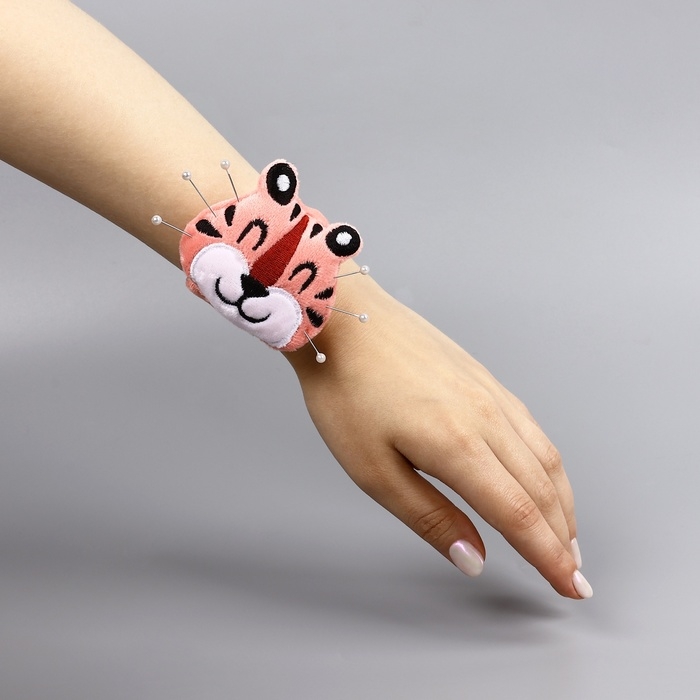 Игольница на браслете &laquo;Тигр&raquo;, 23 &times; 6,5 см, цвет розовый
