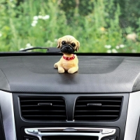 Собака на панель авто, качающая головой, дог Собака на панель авто, качающая головой, дог