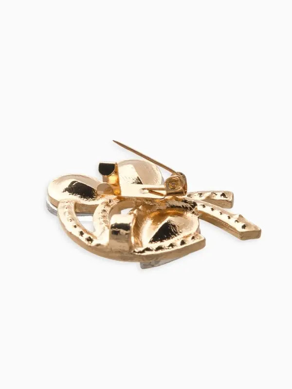 Зажим для кардигана "Ажур", капельки, цвет белый в золоте